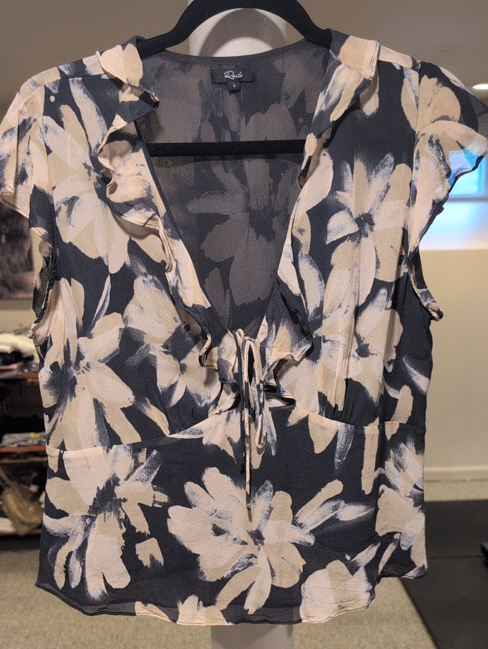 Rails Women's Floral Ruffle Tie-Front Blouse. Size L